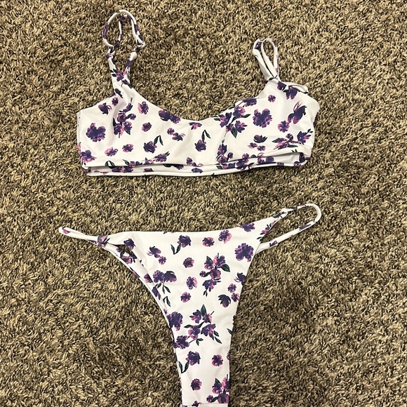 7/$20💚ZAFUL Ditsy Floral Low Rise String Bikini - Picture 2 of 5